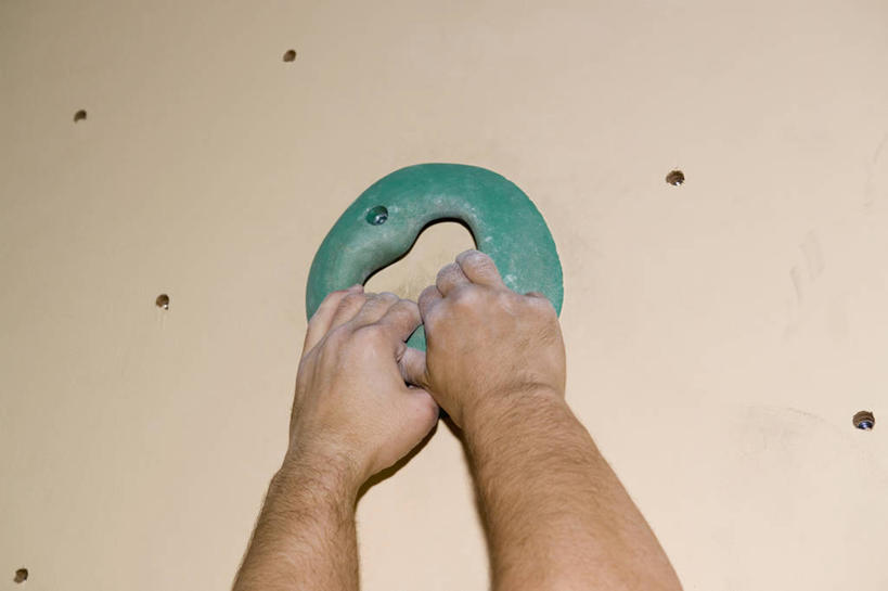 西方人,手,一个人,拉,攀登,横图,室内,特写,白天,锻炼,旅游,度假,探险,运动,攀岩,石头,欧洲,欧洲人,双手,仅一个男性,仅一个人,阴影,反射,石子,影子,墙,岩壁,娱乐,极限运动,墙壁,墙面,仅一个年轻男性,背面,享受,休闲,手部,爬,放松,室外运动,户外运动,攀岩墙,冒险,体育,男人,男性,年轻男性,白种人,石块,岩石,登山,攀爬,半身,彩图,健身