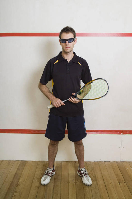 西方人,一个人,体育馆,运动场,站,竖图,室内,白天,正面,运动服,锻炼,运动,地板,欧洲,欧洲人,仅一个男性,仅一个人,握,阴影,服装,反射,墨镜,眼镜,影子,墙,球拍,地面,拿,拿着,注视,娱乐,运动器械,体育场,木地板,墙壁,墙面,仅一个年轻男性,衣服,白色,太阳镜,太阳眼镜,观察,看,站着,享受,休闲,健身器械,遮阳镜,放松,握着,服饰,观看,察看,衣着,穿着,关注,壁球,健身器材,室内运动,运动馆,衣饰,壁球运动,壁球拍,壁球装备,男人,男性,年轻男性,白种人,站立,彩图,全身,健身,运动器材,运动装