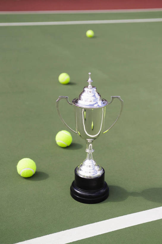 无人,竖图,俯视,室外,特写,白天,成功,胜利,网球,静物,阴影,光线,影子,球场,网球场,网球装备,运动器械,场地,一个,绿色,阳光,四个,健身器械,光彩,单个,健身器材,荣誉,奖品,荣耀,光荣,网球运动,彩图,高角度拍摄,网球场地,硬地场,运动器材,奖杯