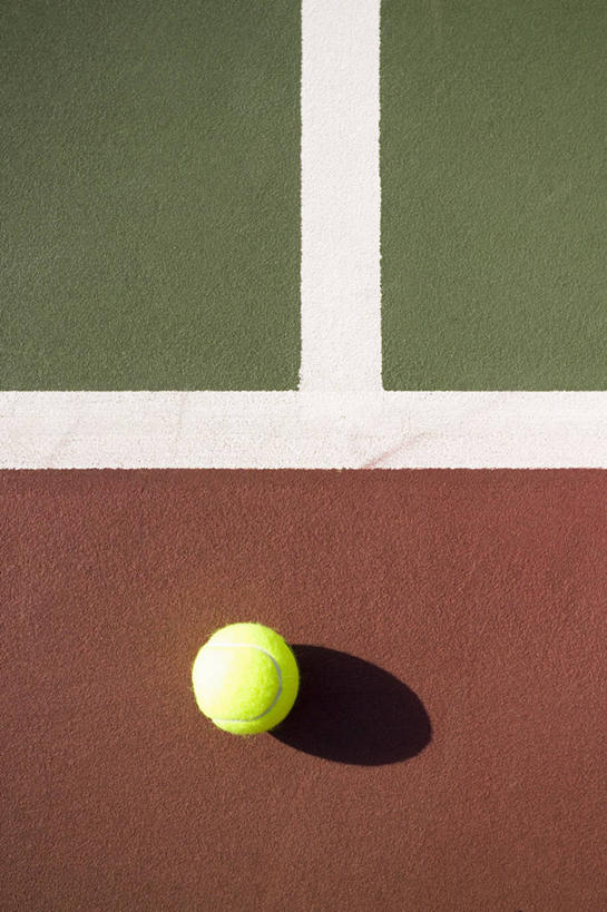 无人,竖图,俯视,室外,特写,白天,网球,静物,阴影,光线,影子,球场,网球场,网球装备,运动器械,场地,一个,绿色,阳光,健身器械,单个,健身器材,网球运动,彩图,高角度拍摄,网球场地,硬地场,运动器材