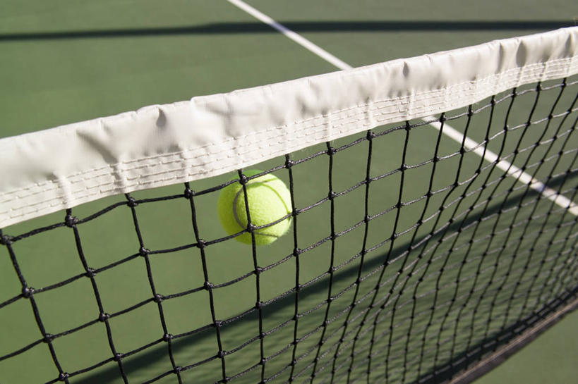 无人,横图,俯视,室外,特写,白天,网球,静物,阴影,光线,影子,球场,网球场,球网,网球装备,运动器械,场地,一个,绿色,阳光,健身器械,单个,健身器材,网球球网,网球运动,彩图,高角度拍摄,网球场地,硬地场,运动器材