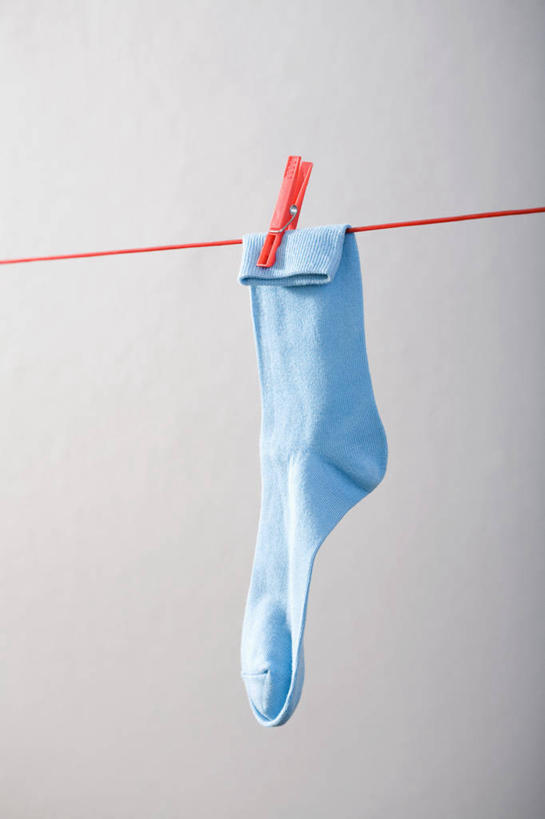 无人,竖图,室内,特写,白天,正面,静物,吊挂,悬挂,灰色背景,塑料,挂,袜子,一个,蓝色,夹子,晾衣绳,绳子,塑料制品,摄影,影棚,单个,长袜,衣夹,长筒袜,长统袜,彩图,影棚拍摄,拍摄