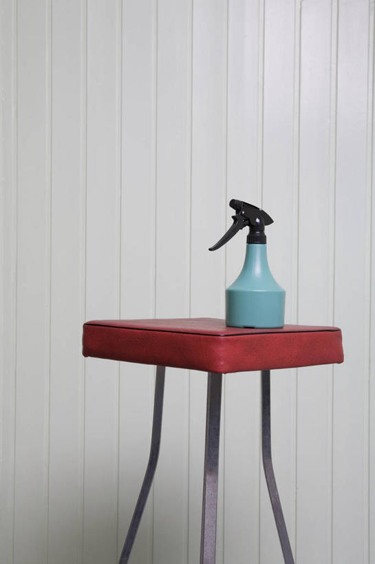 无人,竖图,室内,特写,白天,正面,静物,椅子,阴影,反射,影子,墙,墙壁,墙面,一个,红色,蓝色,瓶子,塑料制品,塑料瓶,单个,吧椅,喷雾瓶,吧台椅,酒吧椅,彩图,喷瓶