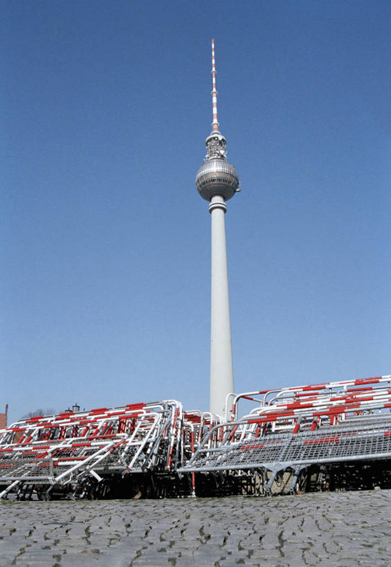 无人,栏杆,竖图,室外,白天,仰视,旅游,度假,标志建筑,地标,建筑,德国,欧洲,阴影,分离,光线,影子,栅栏,篱笆,围栏,首都,警告,娱乐,建设,护栏,柏林,蓝色,蓝天,天空,阳光,天,享受,休闲,旅游胜地,放松,警示,晴朗,隔离,禁止,提醒,西欧,提示,限制,电视塔,交通标志,路锥,万里无云,德意志联邦共和国,交通锥,柏林州,柏林电视塔,亚历山大广场,危险,晴空,晴空万里,彩图,低角度拍摄,米特区