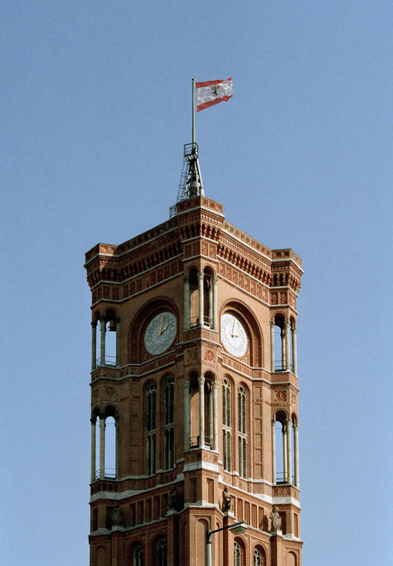 无人,高楼大厦,竖图,室外,白天,仰视,旅游,度假,办公楼,标志建筑,大厦,地标,建筑,摩天大楼,写字楼,旗帜,国旗,德国,欧洲,阴影,时间,光线,时钟,影子,钟楼,首都,计时,娱乐,建设,柏林,蓝色,蓝天,天空,阳光,钟表,楼宇,天,享受,休闲,表,旅游胜地,商务楼,放松,晴朗,西欧,市政厅,万里无云,德意志联邦共和国,德国国旗,塔钟,柏林州,柏林市政厅,旗,钟,晴空,晴空万里,彩图,低角度拍摄,大楼,高层建筑,高楼,摩天楼,三色旗