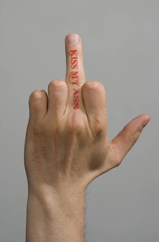 西方人,手,中指,一个人,竖图,室内,特写,白天,正面,欧洲,欧洲人,仅一个男性,仅一个人,一排,指,灰色背景,整齐,英文,标志,文字,字符,字母,办公用品,方向,标识,文具,排列,仅一个年轻男性,黑色,手势,向上,手部,竖,摄影,影棚,翘,英文字母,单手,印章,办公设备,文具用品,指向,鄙视,队列,挑衅,签署,藐视,讽刺,蔑视,嘲笑,文化工具,人身攻击,鉴定,男人,男性,年轻男性,白种人,半身,彩图,影棚拍摄,拍摄