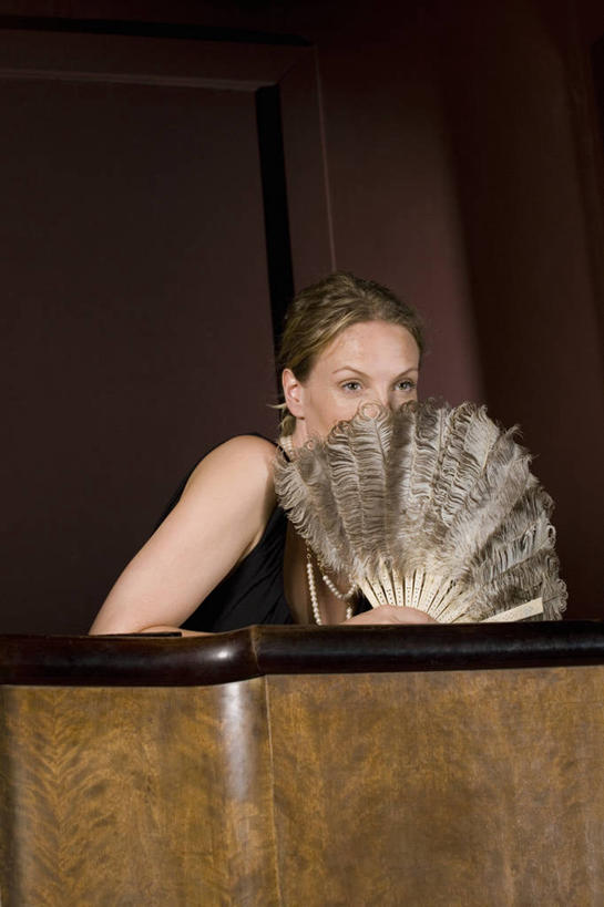 西方人,一个人,栏杆,露台,坐,竖图,室内,白天,正面,晚礼服,阳台,剧院,欧洲,欧洲人,仅一个女性,仅一个人,握,扇子,围栏,清凉,拿,拿着,注视,凉爽,文化,护栏,观察,看,仅一个中年女性,握着,遮,遮掩,观看,察看,掩盖,遮挡,关注,遮盖,掩饰,羽毛扇,女人,女性,中年女性,白种人,坐着,半身,彩图,晚宴服,舞会服,洋服,洋装,夜礼服,剧场,露天阳台,羽扇,传统文化