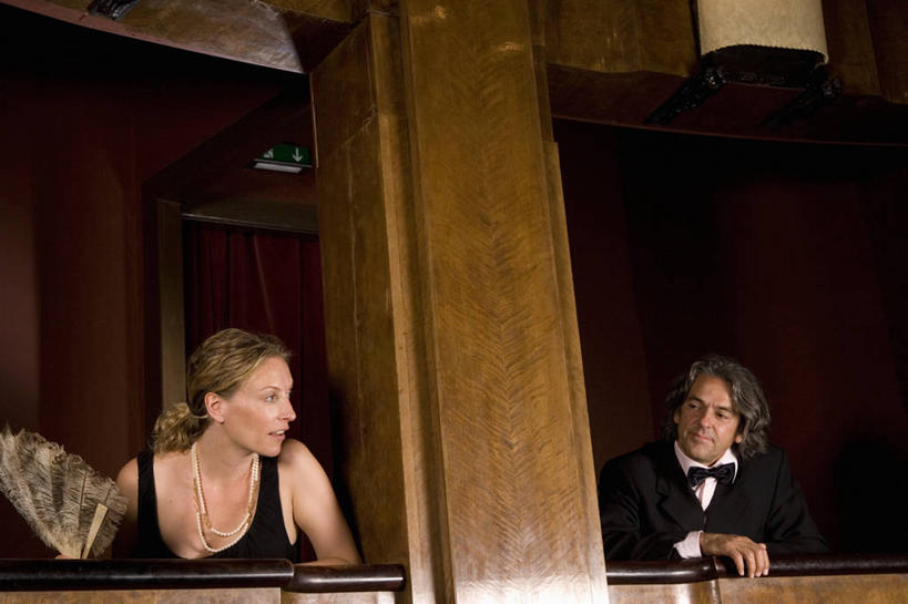 西方人,中年人,两个人,家庭,夫妻,露台,坐,笑,微笑,横图,室内,白天,正面,衬衫,晚礼服,西装,爱情,阳台,剧院,项链,欧洲,欧洲人,握,套装,正装,领结,扇子,浪漫,清凉,拿,拿着,扭头,注视,职业装,凉爽,文化,相视,装饰品,饰品,首饰,观察,看,转头,温暖,温馨,一家人,面对面,恩爱,握着,恋人,观看,对视,和睦,察看,互视,象征,庄重,关注,相对,身份,相看,正式,地位,羽毛扇,男人,男性,女人,女性,中年男性,中年女性,白种人,夫妇,情侣,坐着,半身,彩图,衬衣,晚宴服,舞会服,洋服,洋装,夜礼服,剧场,露天阳台,羽扇,伴侣,融洽,传统文化