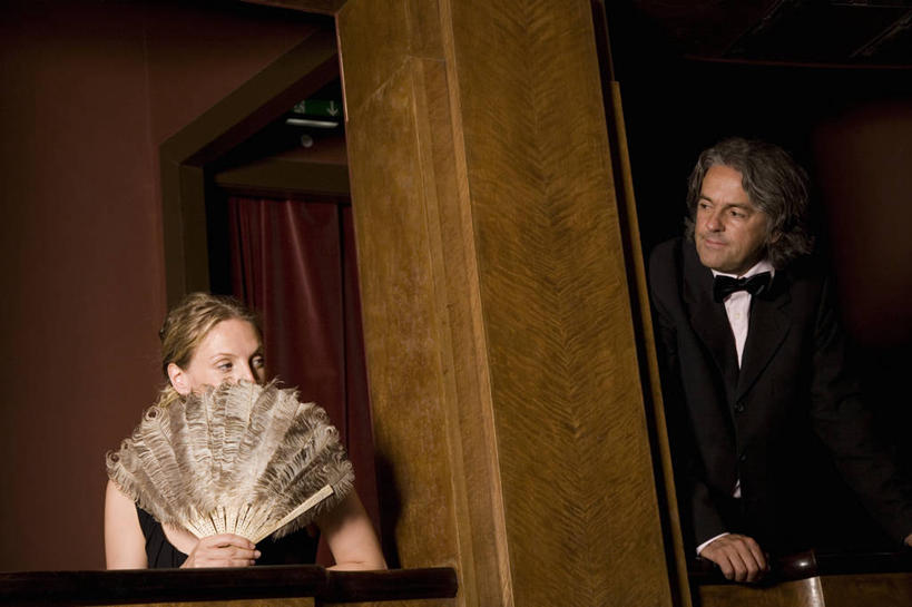 西方人,两个人,露台,站,坐,横图,室内,白天,仰视,衬衫,晚礼服,西装,阳台,剧院,欧洲,欧洲人,握,阴影,套装,正装,反射,领结,扇子,影子,清凉,拿,拿着,扭头,注视,职业装,凉爽,文化,相视,观察,看,站着,转头,面对面,握着,遮,遮掩,观看,对视,察看,掩盖,互视,遮挡,象征,庄重,关注,相对,身份,遮盖,相看,正式,地位,掩饰,羽毛扇,男人,男性,女人,女性,中年男性,中年女性,白种人,站立,坐着,半身,彩图,低角度拍摄,衬衣,晚宴服,舞会服,洋服,洋装,夜礼服,剧场,露天阳台,羽扇,传统文化