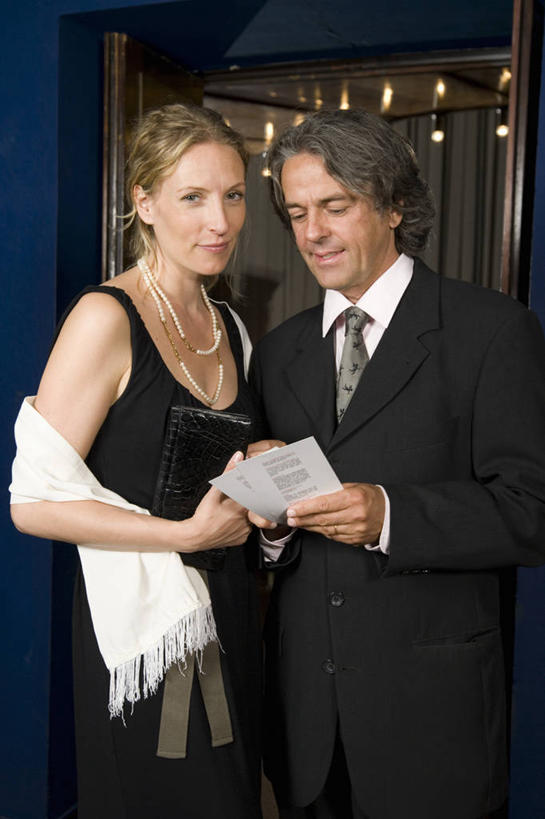 西方人,中年人,两个人,家庭,夫妻,站,笑,微笑,竖图,室内,白天,正面,衬衫,晚礼服,西装,爱情,剧院,项链,照明,欧洲,欧洲人,握,阴影,套装,正装,光线,影子,灯光,领带,浪漫,拿,拿着,注视,职业装,顶灯,灯,装饰品,饰品,首饰,灯具,观察,看,站着,温暖,温馨,一家人,恩爱,握着,恋人,皮夹子,钱包,观看,照亮,和睦,察看,象征,庄重,零钱包,照明设备,皮夹,关注,身份,正式,地位,男人,男性,女人,女性,中年男性,中年女性,白种人,夫妇,情侣,站立,半身,彩图,衬衣,晚宴服,舞会服,洋服,洋装,夜礼服,剧场,伴侣,融洽,门票