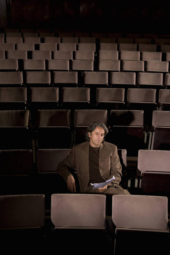 西方人,一个人,导演,坐,竖图,俯视,室内,白天,衬衫,西装,剧院,椅子,欧洲,欧洲人,仅一个男性,仅一个人,仅一个中年男性,一排,许多,握,阴影,套装,正装,整齐,并列,并排,反射,材料,档案,文件,影子,纸,木椅,很多,拿,拿着,注视,职业装,排列,手稿,资料,观察,看,握着,观看,证明,察看,队列,关注,文档,平行,男人,男性,中年男性,白种人,电影导演,坐着,半身,彩图,高角度拍摄,衬衣,剧场