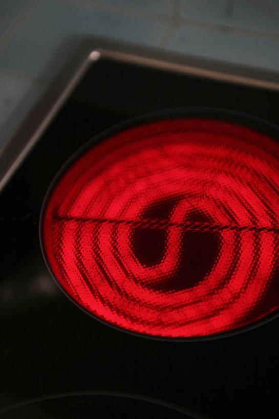 无人,竖图,俯视,室内,特写,白天,烹饪,静物,厨具,阴影,光线,圆形,图形,影子,圆,几何,红色,电磁炉,数学,烹饪用具,烹调用具,烹调,彩图,高角度拍摄,几何图形,电磁灶,火锅炉,平面图形