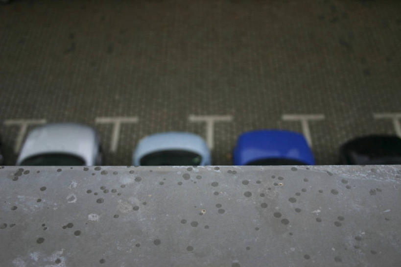 无人,停车场,横图,俯视,室外,白天,雨,暴雨,大雨,汽车,一排,整齐,车,排列,交通工具,轿车,细雨,队列,载具,小雨,彩图,高角度拍摄,泊车场