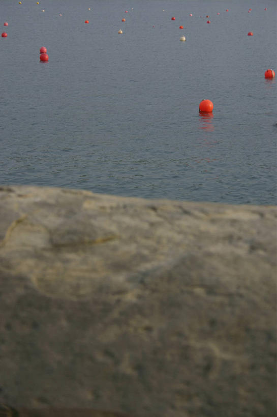 无人,竖图,俯视,室外,白天,旅游,度假,河流,美景,沙滩,水,波纹,标志,沙子,河岸,河水,河滩,景观,水流,沙地,娱乐,标识,水纹,自然,波浪,享受,休闲,景色,放松,浮标,自然风光,航标,彩图,高角度拍摄,航行标志,助航标志