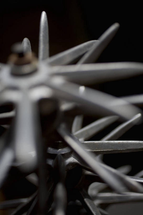 无人,竖图,俯视,室内,特写,白天,机器,静物,金属制品,阴影,黑色背景,朦胧,模糊,反射,金属,影子,机械,pos机,摄影,收银台,影棚,收银,收银机,彩图,高角度拍摄,影棚拍摄,拍摄