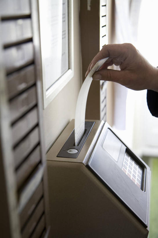 西方人,手,一个人,竖图,室内,特写,白天,侧面,机器,欧洲,欧洲人,仅一个男性,仅一个人,仅一个中年男性,握,墙,拿,拿着,墙壁,墙面,手部,握着,单手,登记,打卡,男人,男性,中年男性,白种人,半身,彩图,打卡器