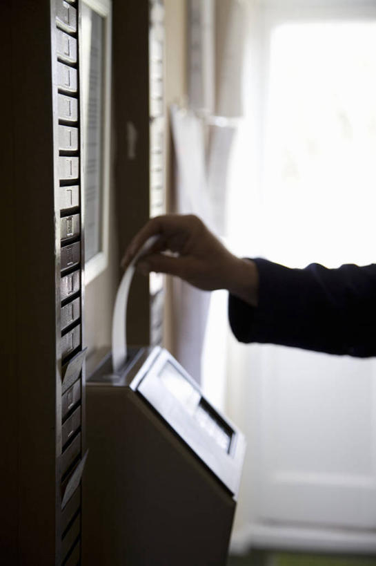 西方人,手,一个人,竖图,室内,特写,白天,侧面,机器,欧洲,欧洲人,仅一个男性,仅一个人,仅一个中年男性,握,墙,拿,拿着,墙壁,墙面,手部,握着,单手,登记,打卡,男人,男性,中年男性,白种人,半身,彩图,打卡器