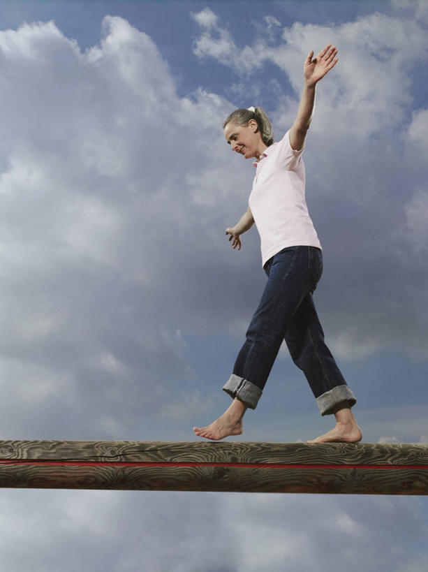 西方人,一个人,走,伸展双臂,竖图,室外,白天,仰视,欧洲,欧洲人,仅一个女性,仅一个人,阴影,服装,裤子,光线,木板,影子,云,云朵,桥,木桥,云彩,注视,牛仔裤,休闲装,光脚,栈桥,衣服,蓝色,白云,蓝天,天空,阳光,天,观察,看,仅一个中年女性,休闲,赤脚,休闲服,服饰,晴朗,观看,人行桥,木板桥,察看,关注,独木桥,女人,女性,中年女性,白种人,晴空,步行,敞开双臂,散步,伸开双臂,展开双肩,张开手臂,张开双臂,走路,彩图,低角度拍摄,全身