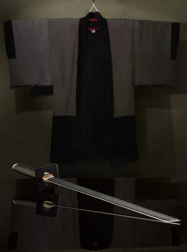 无人,竖图,室内,特写,白天,正面,民族服装,竞争,静物,纺织品,一把,对抗,和服,服装,冲突,布,丝绸,武士刀,绸缎,刀具,织物,破坏,衣服,刀,武器,战争,服饰,布匹,损坏,攻击,威胁,衣着,穿着,对立,矛盾,兵器,防御,日本刀,吴服,唐草,唐花,唐锦,敌对,挫败,斗争,抗拒,抗衡,冷兵器,凶器,杀伤,威慑,东洋刀,东瀛刀,日本武士刀,衣饰,危险,彩图,传统服装,民俗服