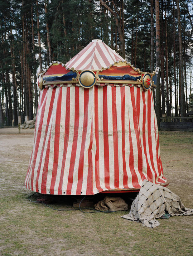 无人,游乐园,竖图,室外,白天,正面,旅游,度假,美景,森林,树林,植物,游乐场,阴影,条纹,光线,布,影子,景观,树桩,娱乐,树,树干,树木,红色,绿色,阳光,自然,享受,休闲,木桩,景色,放松,生长,成长,布匹,自然风光,防水,乐园,防潮,油布,彩图