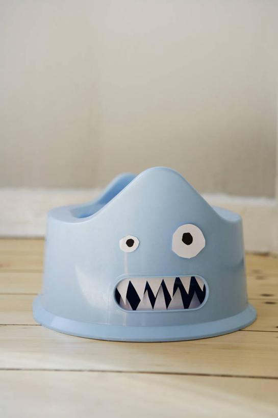 牙齿,无人,竖图,室内,特写,白天,正面,地板,生活用品,静物,阴影,反射,影子,马桶,墙,地面,木地板,墙壁,墙面,一个,蓝色,白色,座便器,单个,卫浴,子孙桶,齿,牙,牙龈,彩图,儿童座便器