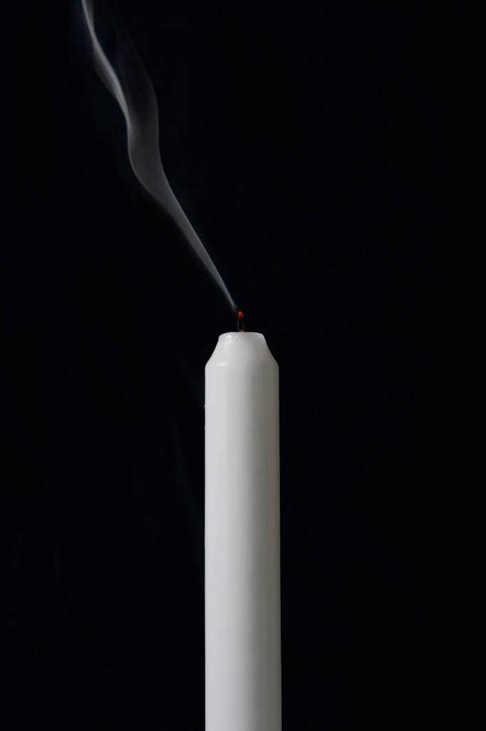 无人,竖图,室内,特写,白天,正面,静物,蜡烛,一根,黑色背景,烟雾,白色,摄影,影棚,扑灭,息灭,烛炬,彩图,影棚拍摄,拍摄