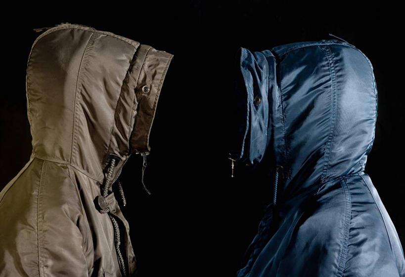 西方人,两个人,站,横图,室内,白天,侧面,欧洲,欧洲人,黑色背景,服装,休闲装,相视,衣服,蓝色,灰色,站着,休闲,面对面,休闲服,摄影,服饰,影棚,对视,互视,相对,相看,男人,男性,中年男性,白种人,站立,半身,彩图,影棚拍摄,拍摄