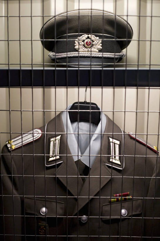 无人,博物馆,竖图,室内,特写,白天,正面,工作服,制服,旅游,度假,标志建筑,地标,建筑,静物,帽子,德国,欧洲,服装,研究,标志,首都,教育,娱乐,标识,建设,柏林,衣服,享受,休闲,旅游胜地,放松,服饰,展览,徽章,衣着,西欧,穿着,欣赏,警徽,警服,陈列,德意志联邦共和国,工作制服,衣饰,柏林州,典藏,彩图,工作套服,东柏林