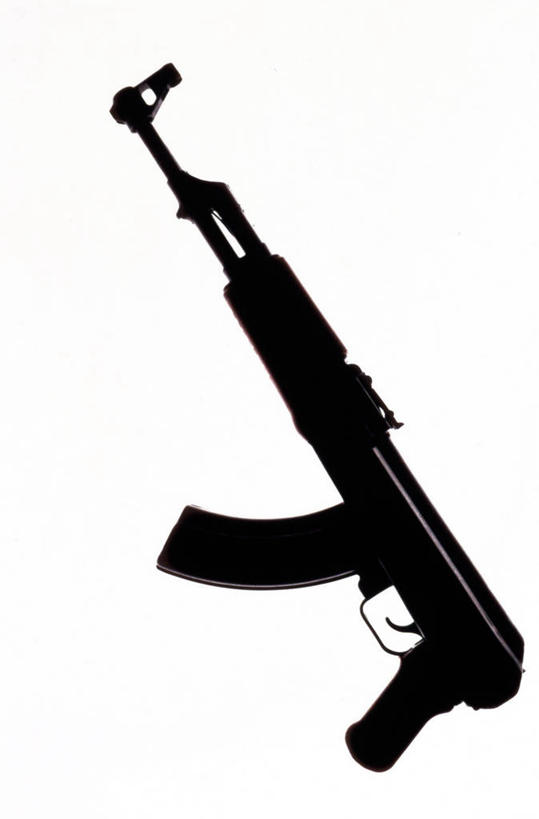 无人,竖图,俯视,黑白,室内,特写,白天,白色背景,竞争,静物,一把,对抗,冲突,枪支,破坏,黑色,武器,战争,摄影,机枪,影棚,损坏,攻击,威胁,对立,矛盾,兵器,防御,枪械,机关枪,弹夹,敌对,挫败,斗争,抗拒,抗衡,杀伤,威慑,子弹夹,危险,高角度拍摄,影棚拍摄,拍摄