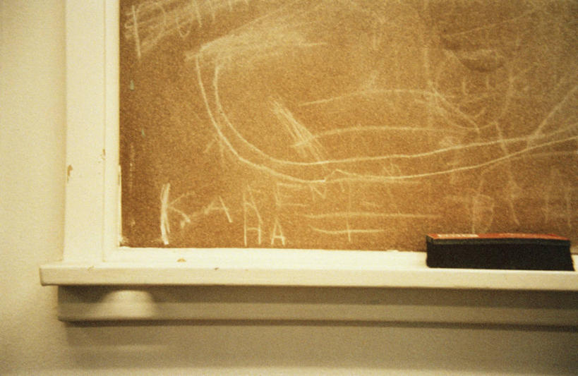 无人,学校,横图,室内,特写,白天,正面,静物,阴影,反射,笔,工具,影子,校园,粉笔,黑板擦,学习用品,黑板,教室,教学,文具用品,耐磨,白垩,教学黑板,粉笔擦,彩图