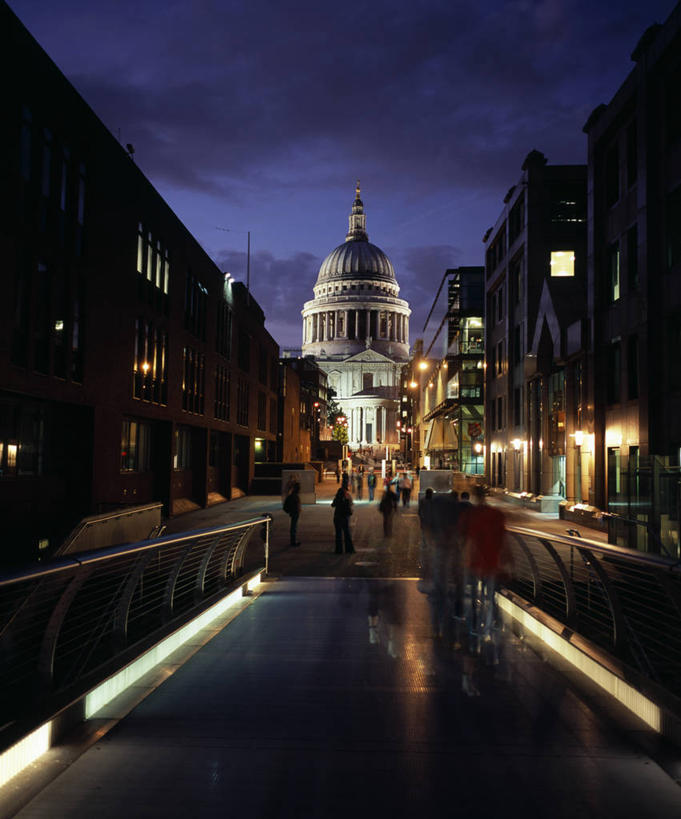 西方人,教堂,走,竖图,室外,夜晚,正面,长时间曝光,旅游,度假,名胜古迹,标志建筑,大桥,道路,地标,建筑,立交桥,路,路灯,桥梁,公路,照明,英国,欧洲,伦敦,欧洲人,行人,游客,游人,阴影,服装,节日,朦胧,模糊,遗迹,光线,影子,高架,斜拉桥,桥,灯光,交通,首都,许多人,休闲装,古迹,文化,文物,娱乐,建设,古建筑,圣保罗大教堂,路人,旅客,灯,衣服,祈祷,一群人,享受,休闲,健康,休闲服,旅游胜地,放松,许愿,宗教,服饰,信仰,纪念,祈求,照亮,基督教,照明设备,西欧,天主教,大不列颠,曝光,信念,古文明,世界文化遗产,大不列颠及北爱尔兰联合王国,大不列颠联合王国,日不落英帝国,雾都,千禧桥,过客,伦敦千禧桥,平安,男人,男性,年轻男性,年轻女性,女人,女性,白种人,马路,步行,散步,走路,半身,彩图,大教堂,礼拜堂