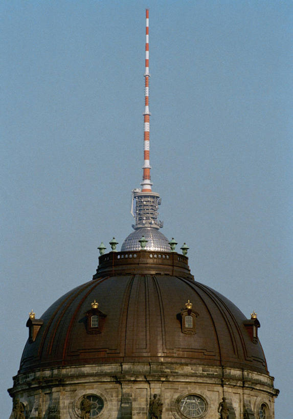 无人,博物馆,竖图,室外,白天,仰视,旅游,度假,标志建筑,地标,建筑,德国,欧洲,阴影,研究,光线,影子,首都,教育,娱乐,建设,柏林,蓝色,蓝天,天空,阳光,天,享受,休闲,旅游胜地,放松,晴朗,展览,西欧,欣赏,电视塔,陈列,万里无云,德意志联邦共和国,柏林州,柏林电视塔,典藏,亚历山大广场,柏林博物馆岛,博物馆岛,菩提树大街,晴空,晴空万里,彩图,低角度拍摄,博德博物馆,米特区