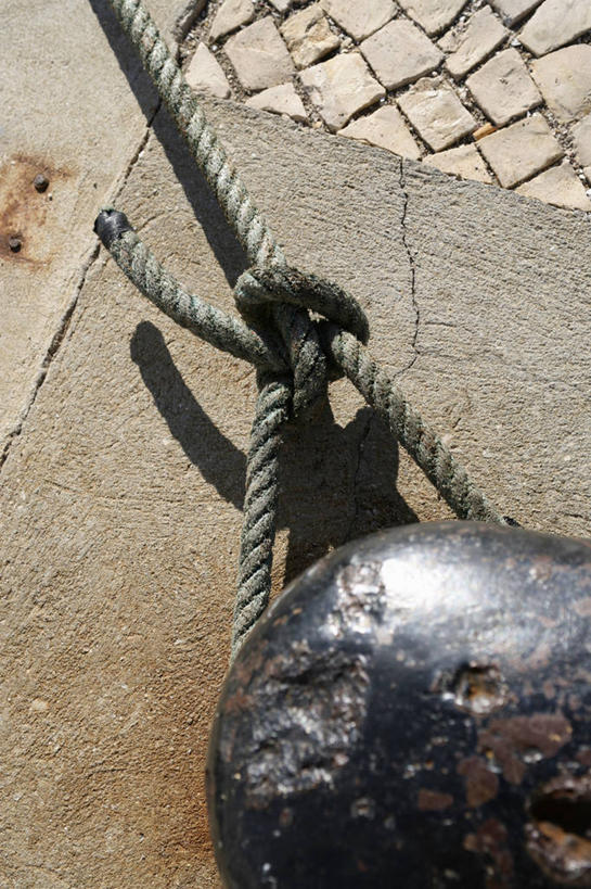 无人,码头,竖图,俯视,室外,特写,白天,港口,静物,阴影,生锈,光线,影子,柱子,阳光,腐蚀,侵蚀,缆绳,系船柱,缆绳桩,缆绳柱,系缆桩,腐化,锈迹斑斑,彩图,高角度拍摄,摆渡口,埠头,渡口,渡头,港湾,海港,货运码头,口岸,商港