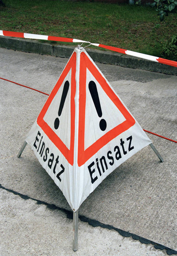 无人,竖图,俯视,室外,白天,草地,草坪,植物,英文,标志,文字,字符,字母,警告,分开,标识,草,绿色,隔断,警示,隔离带,英文字母,隔离,禁止,提醒,感叹号,提示,限制,间隔,断绝,隔开,屏蔽,屏绝,远离,中断,阻遏,阻隔,危险,彩图,高角度拍摄,栏杆座,一米线