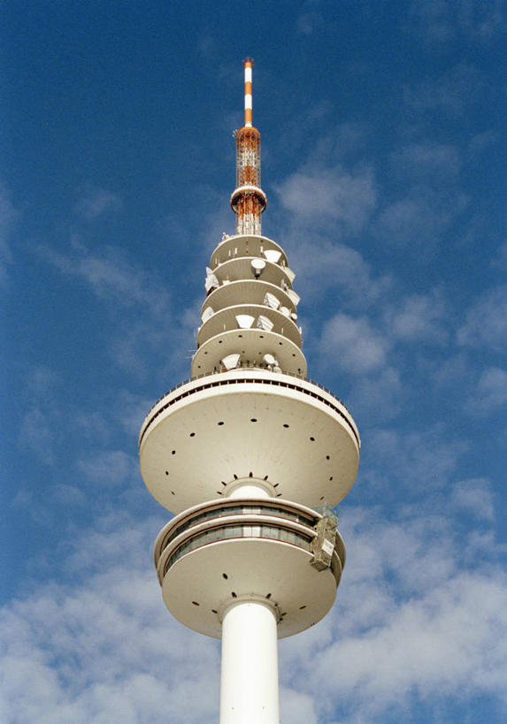 无人,竖图,室外,白天,仰视,旅游,度假,标志建筑,地标,建筑,德国,欧洲,阴影,光线,影子,云,云朵,首都,云彩,娱乐,建设,柏林,蓝色,白云,蓝天,天空,阳光,天,享受,休闲,旅游胜地,放松,晴朗,西欧,电视塔,德意志联邦共和国,柏林州,柏林电视塔,亚历山大广场,晴空,彩图,低角度拍摄,米特区