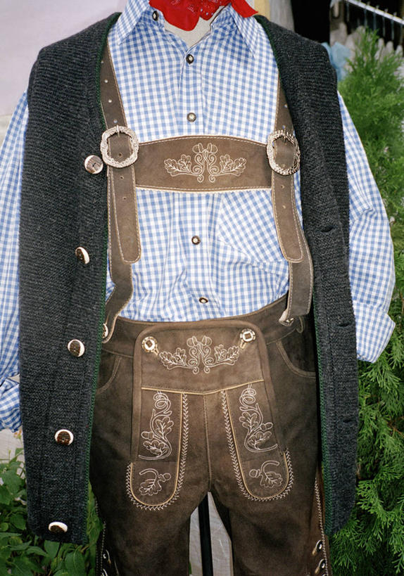 无人,竖图,室外,特写,白天,正面,民族服装,衬衫,植物,服装,裤子,树,树木,衣服,绿色,自然,背带裤,服饰,生长,成长,衣着,穿着,衣饰,饭单裤,工装裤,彩图,衬衣,传统服装,民俗服