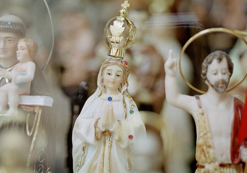 西方人,无人,三个人,商店,横图,室内,白天,正面,窗户,落地窗,橱窗,静物,雕塑,欧洲,欧洲人,一排,圣母,圣母玛利亚,节日,朦胧,模糊,艺术,整齐,装饰,雕刻,雕像,文化,商铺,玻璃窗,排列,工艺品,祈祷,健康,许愿,宗教,信仰,纪念,祈求,美术,基督,基督教,队列,天主教,主题,耶稣,陈列,玛利亚,玻璃橱窗,救世主,功能,美学,市肆,商号,基利斯督,弥赛亚,默西亚,三尊,圣女,平安,男人,男性,女人,女性,中年男性,中年女性,白种人,半身,彩图,店铺