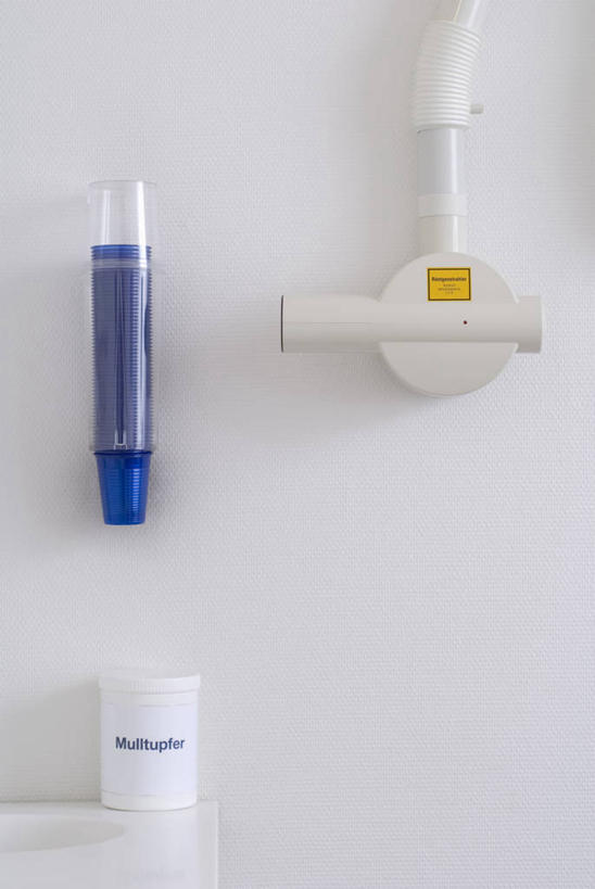 无人,办公室,医院,竖图,室内,特写,白天,正面,化妆,美容,家具,桌子,静物,玻璃,纺织品,一堆,护肤,堆叠,堆积,布,纱布,办公桌,织物,玻璃制品,玻璃瓶,化妆棉,化妆品,瓶子,保养,享受,休闲,放松,保健,堆,布匹,化妆用品,薄纱,广口瓶,养颜,医疗机构,办公家具,彩图,病院,诊所,棉织品