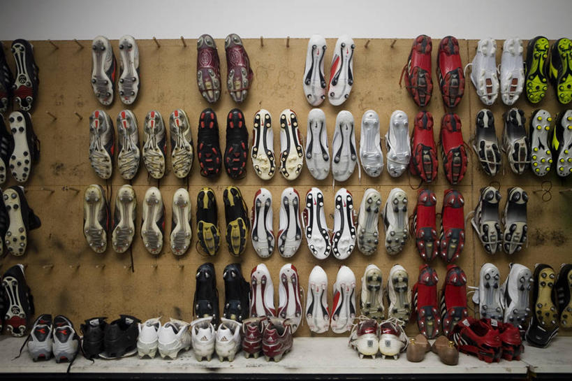 无人,商店,横图,室内,白天,正面,运动鞋,购物,消费,超市,商场,静物,鞋子,一排,许多,吊挂,悬挂,整齐,并列,并排,足球鞋,很多,挂,排列,金融,百货,队列,平行,选购,贸易,百货公司,鞋钉,血拼,彩图,购物商场,购物中心,商业中心