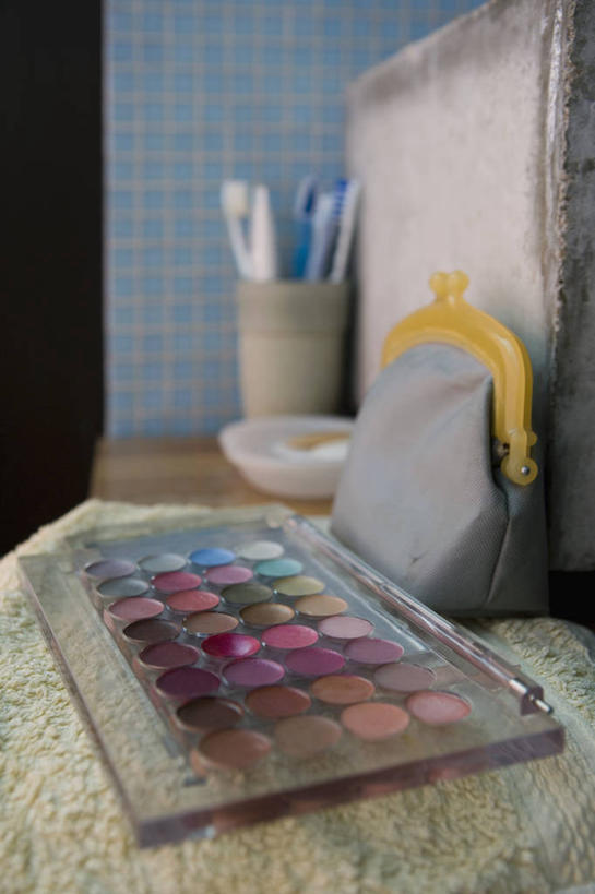 无人,竖图,室内,特写,白天,正面,化妆,美容,卫生间,浴室,静物,护肤,朦胧,模糊,包,纺织物,牙刷,彩妆,毛巾,日用品,清洁,保养,享受,休闲,眼影,放松,保健,皮夹子,钱包,化妆包,洗漱用品,保暖,调色盘,卫生,调色板,零钱包,皮夹,透气,养颜,防水,提包,储水,耐磨,吸水,淋浴房,彩图,冲凉房,沐浴间,沐浴室,眼影调色盘