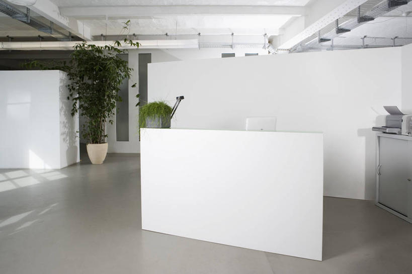 无人,前台,横图,室内,白天,正面,植物,门,桌子,盆栽,办公桌,墙,盆景,墙壁,墙面,绿色,白色,自然,门框,服务台,生长,成长,彩图,帮助台,呼叫台