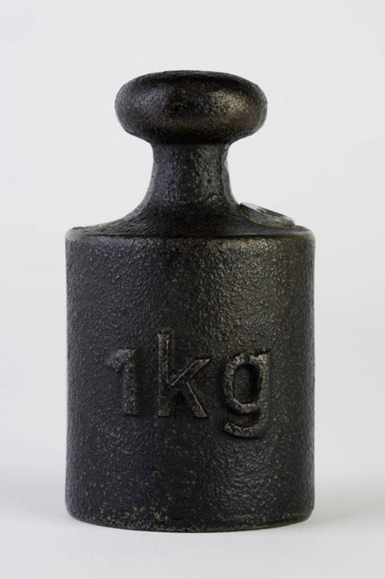 无人,竖图,室内,特写,白天,白色背景,正面,静物,金属制品,阴影,反射,金属,英文,标志,砝码,数字,文字,影子,字符,字母,标识,一个,黑色,重量,摄影,阿拉伯数字,影棚,单个,英文字母,衡量,计量,量具,质量,彩图,影棚拍摄,拍摄