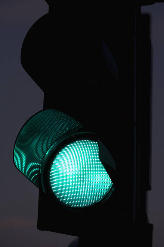 无人,竖图,室外,特写,夜晚,仰视,安全,红绿灯,信号灯,交通,一个,绿色,警示,单个,提示,流通,交通信号灯,行人信号灯,彩图,低角度拍摄