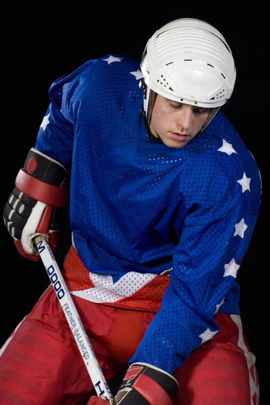 西方人,一个人,运动员,站,竖图,室内,白天,正面,运动服,锻炼,运动,曲棍球,帽子,欧洲,欧洲人,仅一个男性,仅一个人,弯腰,握,黑色背景,服装,头盔,冰球,冰上曲棍球,拿,拿着,注视,运动器械,仅一个年轻男性,衣服,红色,蓝色,白色,安全帽,观察,看,站着,健身器械,握着,摄影,服饰,影棚,观看,察看,衣着,穿着,关注,健身器材,弯身,衣饰,班迪球,体育,曲棍球运动,男人,男性,年轻男性,白种人,体育运动员,运动选手,站立,半身,彩图,影棚拍摄,健身,拍摄,运动器材,运动装