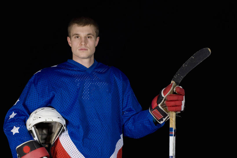 西方人,一个人,运动员,站,横图,室内,白天,正面,运动服,安全,曲棍球,帽子,欧洲,欧洲人,仅一个男性,仅一个人,握,黑色背景,服装,头盔,防护,冰球,冰上曲棍球,拿,拿着,注视,运动器械,仅一个年轻男性,衣服,红色,蓝色,白色,安全帽,手套,观察,看,站着,健身器械,握着,摄影,服饰,影棚,观看,保护,察看,衣着,穿着,关注,保险,健身器材,保全,周全,安稳,安定,防护手套,衣饰,班迪球,平安,曲棍球运动,男人,男性,年轻男性,白种人,体育运动员,运动选手,站立,半身,彩图,影棚拍摄,拍摄,运动器材,运动装