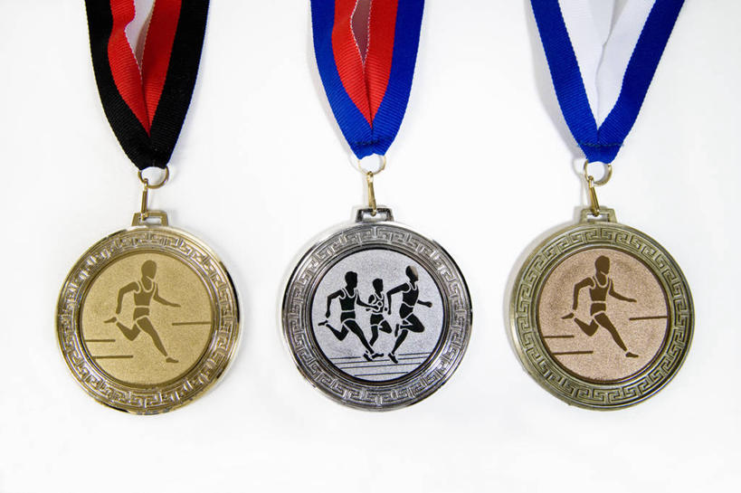 无人,横图,室内,特写,白天,白色背景,正面,锻炼,快乐,成功,胜利,比赛,运动,竞争,静物,三块,一排,整齐,娱乐,排列,休闲,光彩,摄影,影棚,体育运动,队列,奖牌,金牌,荣誉,奖品,铜牌,银牌,荣耀,光荣,体育,彩图,影棚拍摄,健身,拍摄