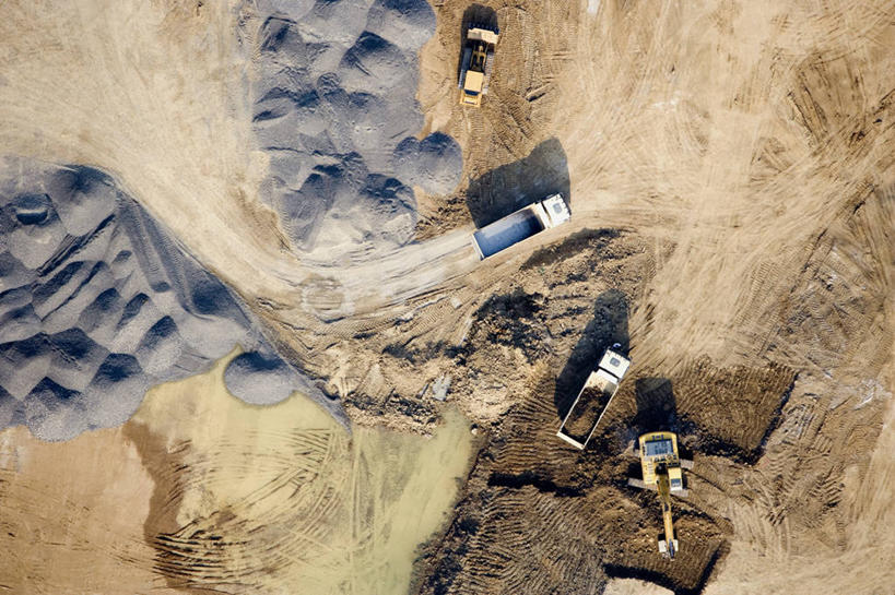 无人,横图,俯视,航拍,室外,白天,技术,石头,建筑,许多,沙子,石子,泥土,土壤,痕迹,设备,吊车,施工,建筑工地,交通工具,机械,起重机,工程,鸟瞰,载具,地盘,建筑地盘,施工地盘,陈迹,工作车,施工车,汽车吊,石块,岩石,彩图,高角度拍摄,工地,胎印,轮胎印