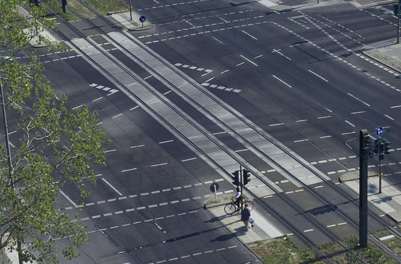 无人,横图,俯视,室外,白天,度假,美景,植物,城市风光,城市,道路,路,铁路,公路,德国,欧洲,阴影,光线,影子,景观,分界线,轨道,停车线,交通,铁轨,首都,娱乐,柏林,树,树木,绿色,阳光,自然,享受,休闲,景色,放松,运输,生长,成长,车行道,车行道分界线,西欧,标线,车行线,德意志联邦共和国,柏林州,弗里德里希斯海因,弗里德里希斯海因.克罗伊茨贝格,克罗伊茨贝格,马路,彩图,高角度拍摄