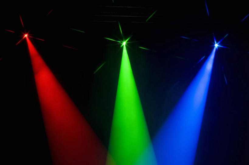 无人,舞台,横图,室内,特写,白天,正面,照明,黑色背景,梦幻,发光,光束,灯光,光亮,灯,红色,蓝色,绿色,灯具,射灯,摄影,影棚,照亮,未来,照明设备,发亮,憧憬,光谱,光谱学,光学频谱,表演台,彩图,影棚拍摄,拍摄