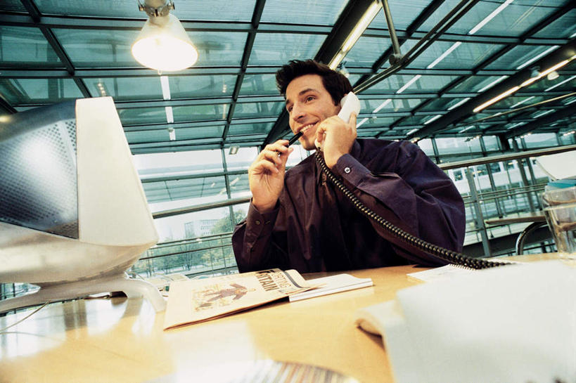 西方人,一个人,商务人士,商务男性,办公室,坐,笑,打电话,微笑,横图,室内,白天,仰视,衬衫,电脑,显示器,鼠标,键盘,家具,桌子,杯子,电话,椅子,欧洲,欧洲人,仅一个男性,仅一个人,仅一个中年男性,握,阴影,套装,朦胧,模糊,光线,网络,笔,材料,档案,文件,影子,办公桌,灯光,办公用品,拿,拿着,注视,输入设备,通讯设备,玻璃制品,文具,一个,话筒,会议椅,水杯,学习用品,资料,观察,看,电话线,台式电脑,握着,单个,观看,办公椅,文具用品,察看,关注,文档,通信设备,商务装,工薪阶层,输出设备,办公家具,商务椅,培训椅,交流,男人,男性,中年男性,白种人,白领,上班族,玻璃杯,电话机,沟通,通话,坐着,半身,彩图,低角度拍摄,衬衣